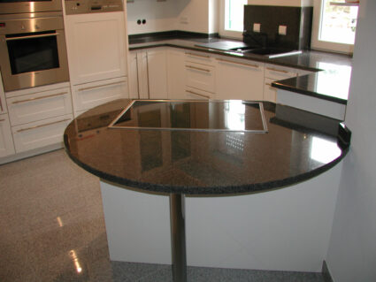 02_Küche_Granit_NeroImpala_Theke_Rund