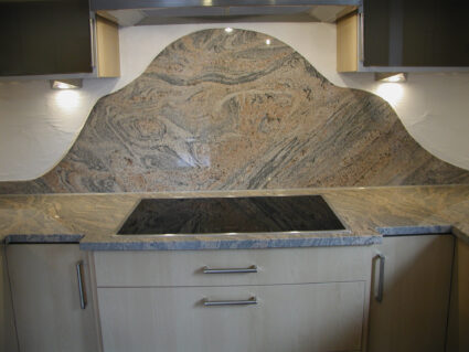03_Küche_Granit_JuparanaColombo_Rückwand